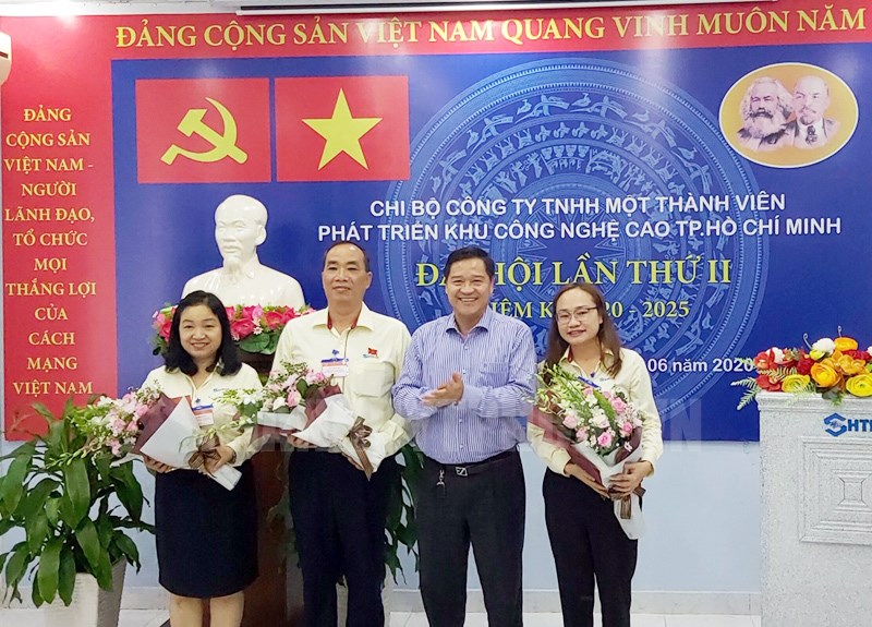 Phó Bí thư Đảng ủy, Ban Tổng Giám đốc Tổng Công ty Công nghiệp Sài Gòn Chu Tiến Dũng tặng hoa chúc mừng cấp ủy khóa mới